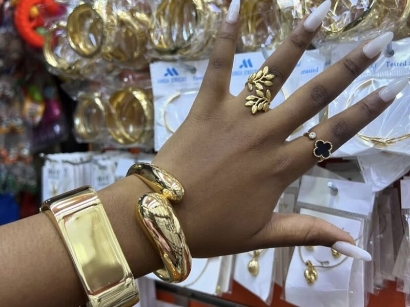 Natoa huduma ya kukuletea na kukutafutia biadhaa yoyote kutoka kariakoo kwa bei ya unafuu na kwa uaminifi na usalama wa bidhaa yako wenye kiwango cha juu, kwa gharama ya sh 15000/=